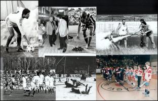 25 db sport témájú sajtófotó benne kézilabda, labdarúgás, küzdősportok, stb feliratozottak, rajtuk a...