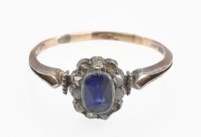 14K arany (Au) gyűrű, nagy méretű zafírral kb 4,2 ct, körben brillekkel (kettő hiánnyal) m: 5; 2,11 ...