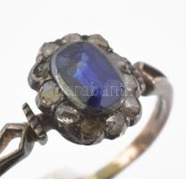14K arany (Au) gyűrű, nagy méretű zafírral kb 4,2 ct, körben brillekkel (kettő hiánnyal) m: 5; 2,11 ...