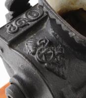 Antik dohánydaráló, fa talpon, korának megfelelő állapotban, m: 18 cm