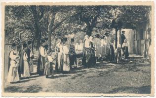 Kisdisznód, Michelsberg, Cisnadioara; Mergere la biserica / Kirchgang / Templomba menés, népviselet / Transylvanian folklore. Foto orig. J. Fischer (EK)