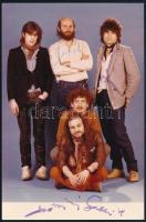 A Piramis együttes tagjainak aláírása képeslapon