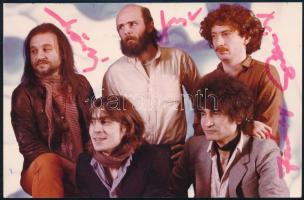 A Piramis együttes tagjainak aláírása képeslapon