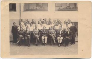 1936 Vajdahunyad, Hunedoara; Absolventi cursului profesional de ucenici / Szakmunkásképző tanfolyamot végzettek csoportja / graduates of the professional apprentice course. Fitzner photo (lyuk / pinhole)