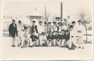 1946 Kovászna, Covasna; erdélyi népviselet télen / Transylvanian folklore, winter. photo (fl)