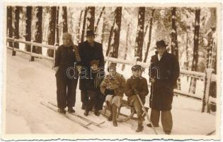 Kézdivásárhely, Targu Secuiesc; téli sport, síelő, szánkó / winter sport, ski, sled. Lénárd photo (EK)