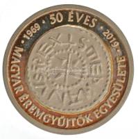 2019. "1969-2019 50 éves Magyar Éremgyűjtők Egyesülete" jelzett Ag kitűző pillangócsattal,...