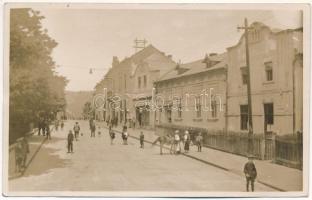 Petrozsény, Petroseni, Petrosani; Str. Reg. Ferdinand / utca, Berta Ritter üzlete / street view, shops