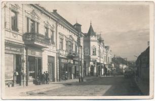 1931 Csíkszereda, Miercurea Ciuc; Str. Bratianu / Bratianu utca, Imre Árpád, Karácsony János, Dürr üzlete, automobilok / street view, shops, automobiles (tűnyomok / pin marks)