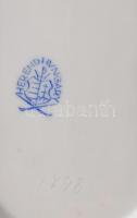 Herendi Viktória mintás tálka. Kézzel festett, jelzett, kis kopásokkal, 11x7,5 cm