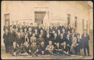 cca 1935 Bp. X., A Kőbányai Katolikus Legényegylet Székháza a tagokkal, valószínűleg a Kada utcában, fotó Várady Lajos fotószalonjából, hátoldalon ragasztott, sérült, 9×14 cm