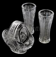 3 darabos csiszolt mintás kristály asztali szett, 2 db váza m: 20 cm, és kosár alakú kínáló m: 19 cm. Kis kopással.