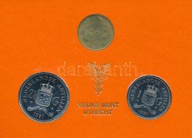 Holland Antillák 1980. 1G Ni + 2 1/2G Ni eredeti díszlapon, verdei zsetonnal T:UNC Netherlands Antilles 1980. 1 Gulden Ni + 2 1/2 Gulden Ni on original cardboard sheet, with mint token C:UNC