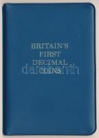 Nagy-Britannia 1968-1971. 1/2p-10p (5xklf) "Nagy-Britannia első decimális érméi" forgalmi összeállítás kartonlapon, leírással, eredeti műbőr tokban T:UN,AU patina United Kingdom 1968-1971. 1/2 Penny - 10 Pence (5xdiff) "Britain's first Decimal Coins" coin set in cardboard with description, in original faux leather case C:UNC,AU patina