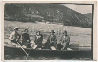 1935 Ada Kaleh, utasok csónakban / passengers in a boat. photo (b)