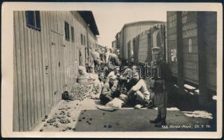 1915 Kőrösmező (Kárpátalja), osztrák-magyar katonák orosz hadifoglyokat felügyelnek a vasútállomáson, mellettük MÁV tehervagonok. Eredeti fotó, 14,5x9 cm / 1915 Yasinia (Zakarpattia Oblast, Ukraine), Austro-Hungarian soldiers are overseeing Russian POWs at the railway station. Original photo, 14.5x9 cm