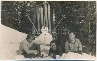 1931 Brassópojána, Pojána, Schulerau, Poiana Brasov; síelők, hóember, téli sport / winter sport, skiers with snowman. photo (levágott sarkak / cut corners)