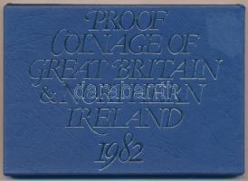 Nagy-Britannia 1982. 1/2p-50p (7xklf) forgalmi sor + zseton műanyag dísztokban, borítékban, tanúsítvánnyal T:PP patina United Kingdom 1982. 1/2 Penny - 50 Pence (7xdiff) in coin set + token in plastic case, in envelope with certificate C:PP patina