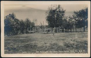 1915 Orosz tüzérségi megfigyelőállás a keleti fronton, körülötte osztrák-magyar katonák automobilokkal. Eredeti fotó, 14x9 cm / 1915 Russian artillery observation post on the Eastern Front, surrounded by Austro-Hungarian soldiers with automobiles. Original photo, 14x9 cm