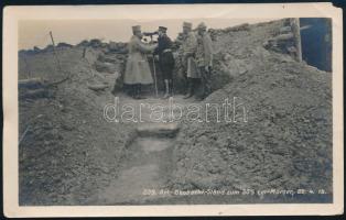 1915 Osztrák-magyar 30 és feles mozsár (Škoda 30.5 cm Mörser) tüzérségi megfigyelőállása a fronton. Eredeti fotó, 14,5x9 cm / 1915 Austro-Hungarian 30.5 cm howitzer (Škoda 30.5 cm Mörser) artillery observation post on the front. Original photo, 14.5x9 cm