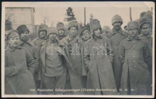 1914 Kolera-megfigyelés alatt álló orosz hadifoglyok csoportja. Eredeti fotó, kis saroktöréssel, 14x8,5 cm / 1914 Group of Russian POWs under observation for cholera infection. Original photo, with slight corner fold, 14x8.5 cm