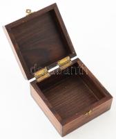 Csontberakásos doboz, kis kopással, 10x10x6 cm