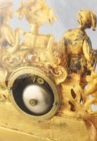 Kandallóóra. Aranyozott spiáter.test. XIX. sz. Ingajáratos, felesütős. Ingával, felzúzó kulccsal, fa...