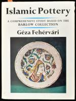 Géza Fehérvári: Islamic pottery. A comprehensive study based on the barlow collection. With a foreword by Sir Harry Garner. Benne a szerző, Fehérvári Géza (1926-2012) művészettörténész, orientalista saját ex libris-szével, rajta autográf DEDIKÁCIÓJÁVAL (London, 1974. március 15.) London,1973, Faber & Faber. Angol nyelven. Gazdag képanyaggal illusztrált. Kiadói egészvászon-kötés, kiadói papír védőborítóban, kissé sérült borítóval.