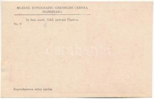 Grid, In fata casei. Muzeul Etnografic Gheorghe Cernea Sighisoara / Erdélyi népviselet, folklór / Tr...