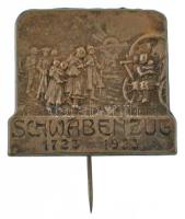 Ausztria 1923. "SCHWABENZUG (Svábvándorlás)" ezüstözött bronzlemez kitűző, "L. Pramer Wien IX" gyártói jelzéssel (37x42mm) T:XF Austria 1923. "SCHWABENZUG (Swabian migration)" silver-plated bronze plate badge with "L. Pramer Wien IX" makers mark (37x42mm) C:XF