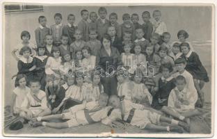 Brassó, Kronstadt, Brasov; gyerekek csoportja, erdélyi népviselet / Transylvanian folklore, group of children. Atelier de fotograf Carmen photo (vágott / cut)