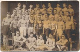 Brassó, Kronstadt, Brasov; ökölvívók csoportja / Clubul de box / group of boxers. photo (EB)