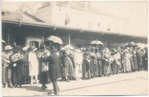 Gyulafehérvár, Alba Iulia; Gara, Intampinarea Familie Regale / vasútállomás, a királyi család üdvözlése / welcoming the royal family at the railway station. photo (EK)