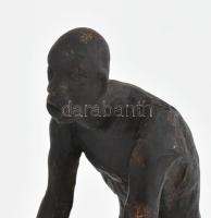 Afrikai zenész. Faragott fal, kopással, m: 34 cm