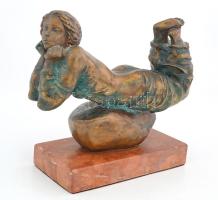 Tóth Valéria (1943-2022): Könyöklő lány - Félakt. Bronz szobor, márvány talapzaton. Jelzett m: 16 cm, sz: 23 cm