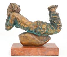 Tóth Valéria (1943-2022): Könyöklő lány - Félakt. Bronz szobor, márvány talapzaton. Jelzett m: 16 cm...
