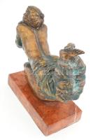 Tóth Valéria (1943-2022): Könyöklő lány - Félakt. Bronz szobor, márvány talapzaton. Jelzett m: 16 cm...