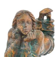 Tóth Valéria (1943-2022): Könyöklő lány - Félakt. Bronz szobor, márvány talapzaton. Jelzett m: 16 cm...