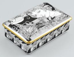 Hollóházi Szász Endre által tervezett mintával díszített bonbonier. Matricás, jelzett, kis kopással, 13,5x9 cm