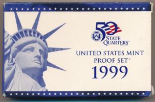 Amerikai Egyesült Államok 1999S 1c-1/2$ (4xklf) forgalmi sor, műanyag tokban + 1/4$ Cu-Ni 50 állam (5xklf), műanyag tokban, közös tanúsítvánnyal, karton dísztokban T:PP fo. USA 1999S 1 Cent - 1/2 Dollar (4xdiff) coin set in plastic case + 1/4 Dollar Cu-Ni 50 States (5xdiff) in plastic case, with common certificate in cardboard case C:PP spotted