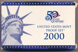 Amerikai Egyesült Államok 2000S 1c-1$ (6xklf) forgalmi sor, műanyag tokban + 1/4$ Cu-Ni 50 állam (5xklf), műanyag tokban, közös tanúsítvánnyal, karton dísztokban T:PP fo. USA 2000S 1 Cent - 1 Dollar (6xdiff) coin set in plastic case + 1/4 Dollar Cu-Ni 50 States (5xdiff) in plastic case, with common certificate in cardboard case C:PP spotted
