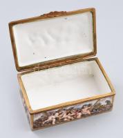 Capodimonte porcelán asztali díszdoboz, plasztikus jelenetekkel játszadozó puttókkal, kézzel festett...