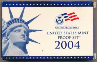 Amerikai Egyesült Államok 2004S 1c-1$ (6xklf) forgalmi sor, műanyag tokban + 1/4$ Cu-Ni &quot;50 állam&quot; (5xklf), műanyag tokban, közös tanúsítvánnyal, karton dísztokban T:PP fo. USA 2004S 1 Cent - 1 Dollar (6xdiff) coin set in plastic case + 1/4 Dollar Cu-Ni &quot;50 States&quot; (5xdiff) in plastic case, with common certificate in cardboard case C:PP spotted