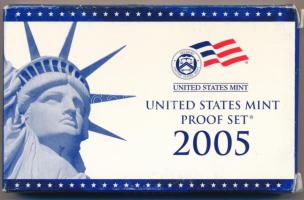 Amerikai Egyesült Államok 2005S 1c-1$ (6xklf) forgalmi sor, műanyag tokban + 1/4$ Cu-Ni &quot;50 állam&quot; (5xklf), műanyag tokban, közös tanúsítvánnyal, karton dísztokban T:PP fo. USA 2005S 1 Cent - 1 Dollar (6xdiff) coin set in plastic case + 1/4 Dollar Cu-Ni &quot;50 States&quot; (5xdiff) in plastic case, with common certificate in cardboard case C:PP spotted