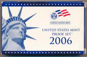 Amerikai Egyesült Államok 2006S 1c-1$ (5xklf) forgalmi sor, műanyag tokban + 1/4$ Cu-Ni &quot;50 állam&quot; (5xklf), műanyag tokban, közös tanúsítvánnyal, karton dísztokban T:PP fo. USA 2006S 1 Cent - 1 Dollar (5xdiff) coin set in plastic case + 1/4 Dollar Cu-Ni &quot;50 States&quot; (5xdiff) in plastic case, with common certificate in cardboard case C:PP spotted