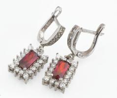 Ezüst(Ag) fülbevalópár piros kővel, jelzett, h: 3 cm, bruttó: 5,7 g