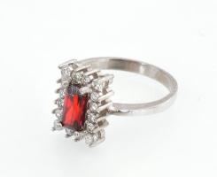 Ezüst(Ag) gyűrű piros kővel, jelzett, méret: 54, bruttó: 3,3 g