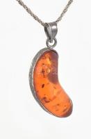 Ezüst(Ag) csavart nyaklánc borostyán medállal, jelzett, h: 44 cm, bruttó: 10,8 g