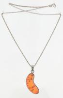 Ezüst(Ag) csavart nyaklánc borostyán medállal, jelzett, h: 44 cm, bruttó: 10,8 g