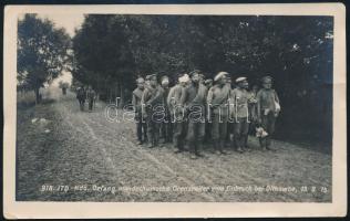 1915 Ditkowce (Ditkivci, Ukrajna) közelében történt betörés során elfogott orosz hadifoglyok csoportja, osztrák-magyar lovasok által kísérve. Eredeti fotó, 14,5x9 cm / 1915 Group of Russian POWs captured during an incursion near Ditkowce (Ditkivtsi, Ukraine), escorted by Austro-Hungarian riders. Original photo, 14.5x9 cm